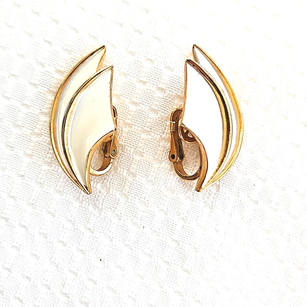 Vintage Crown Trifari White Enamel Gold Tone Clip-On Earrings Signed